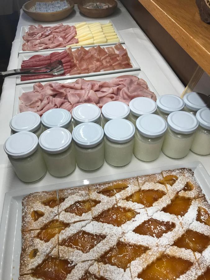 Garni La Vara Corvara In Badia Bagian luar foto