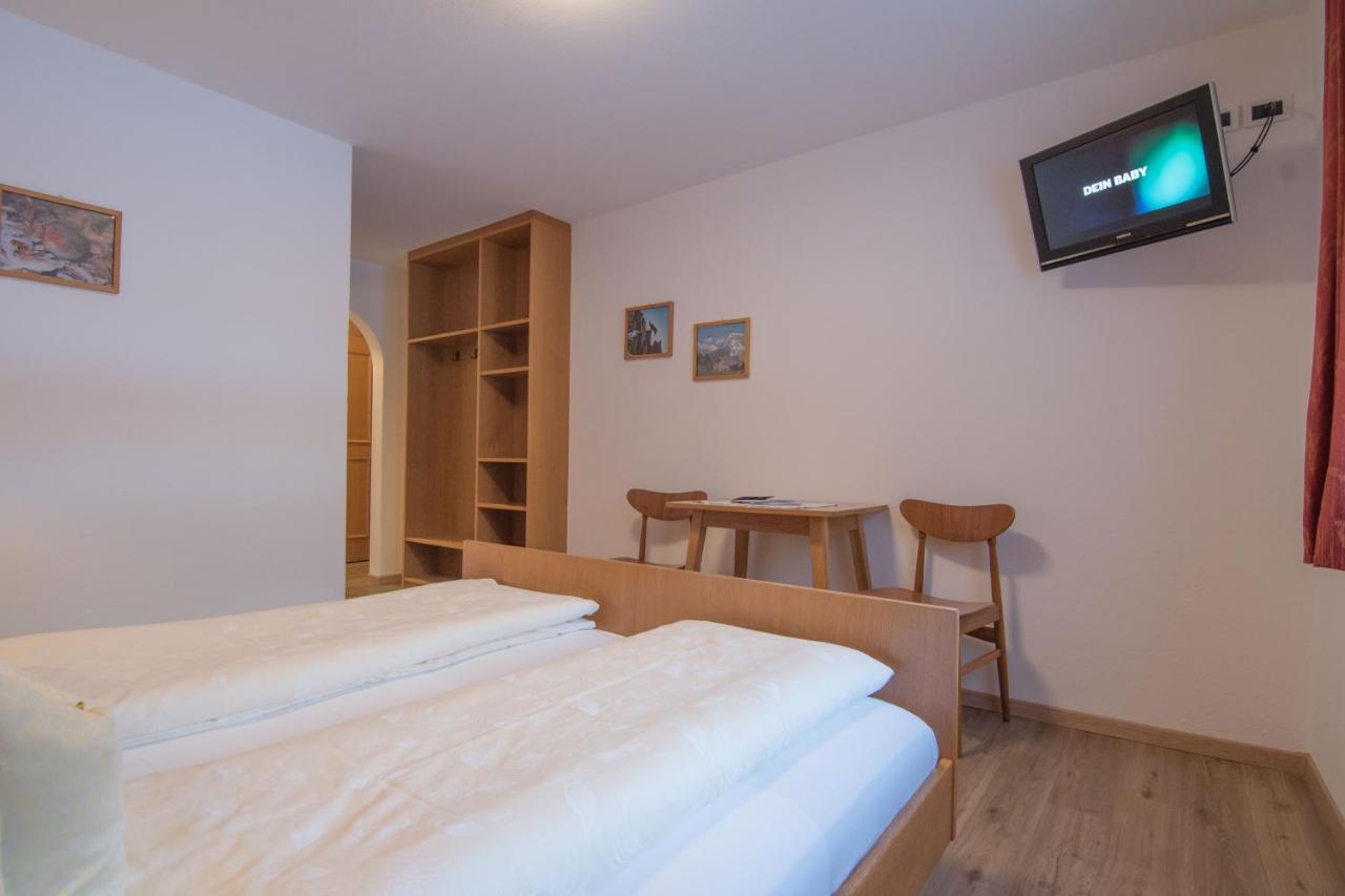 Garni La Vara Corvara In Badia Bagian luar foto