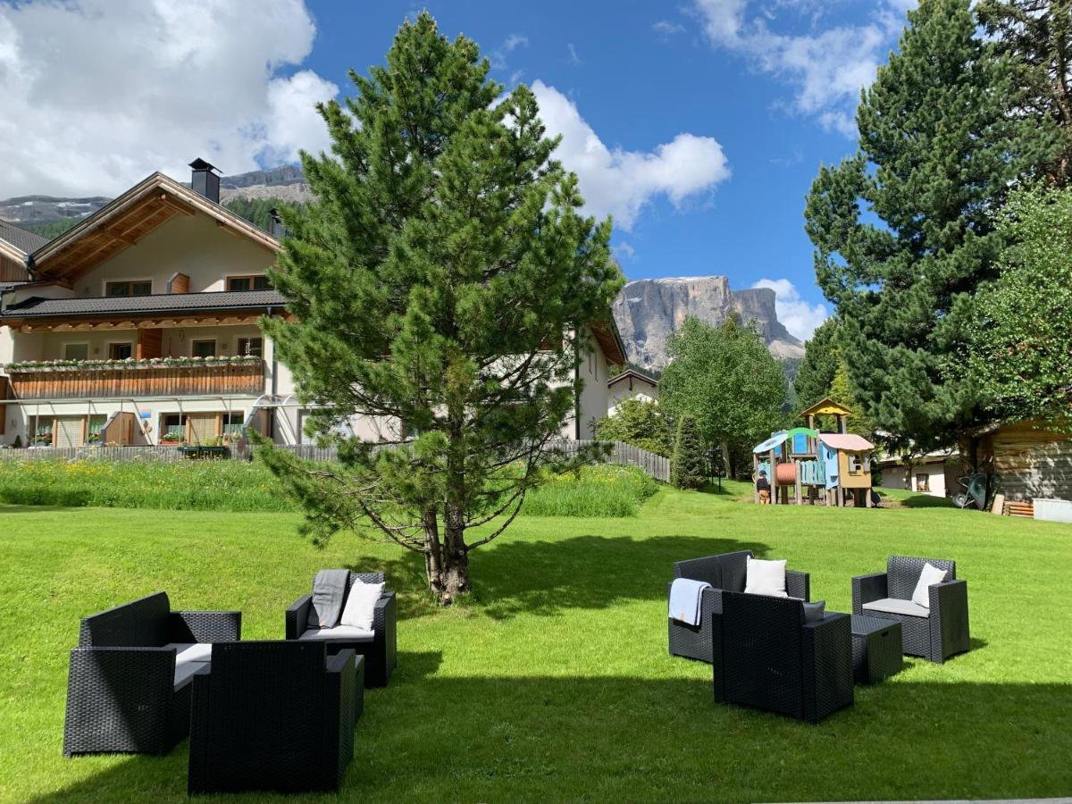 Garni La Vara Corvara In Badia Bagian luar foto