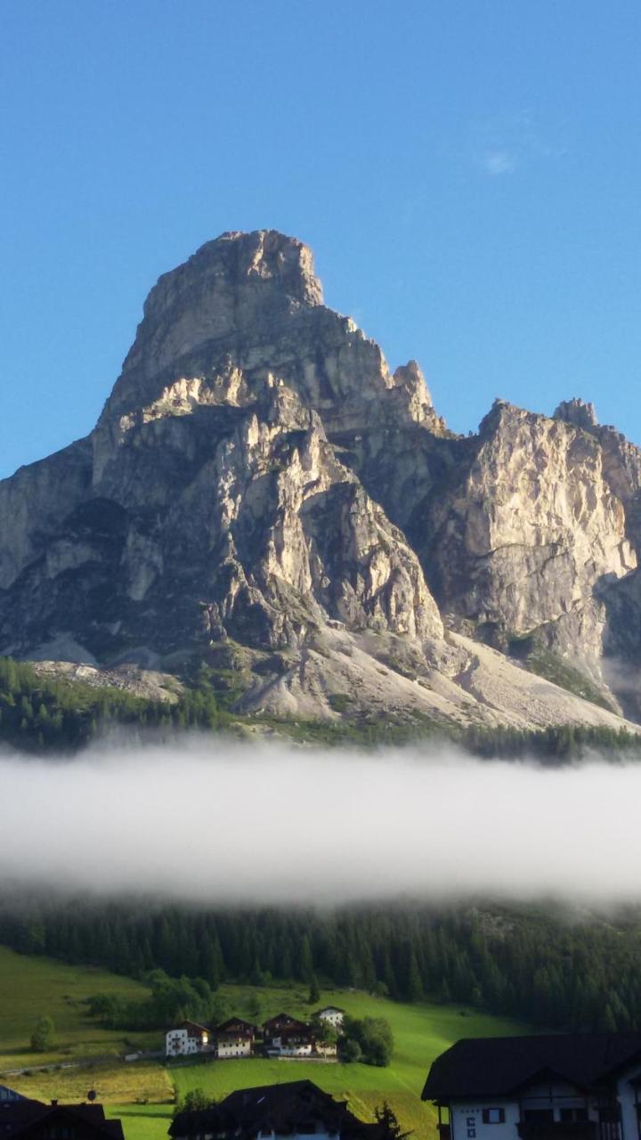 Garni La Vara Corvara In Badia Bagian luar foto