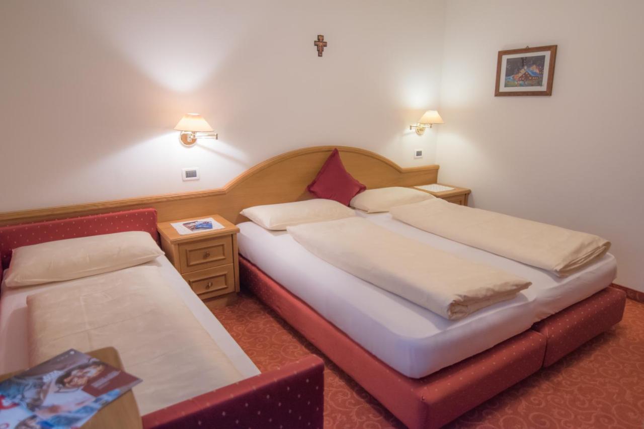 Garni La Vara Corvara In Badia Bagian luar foto