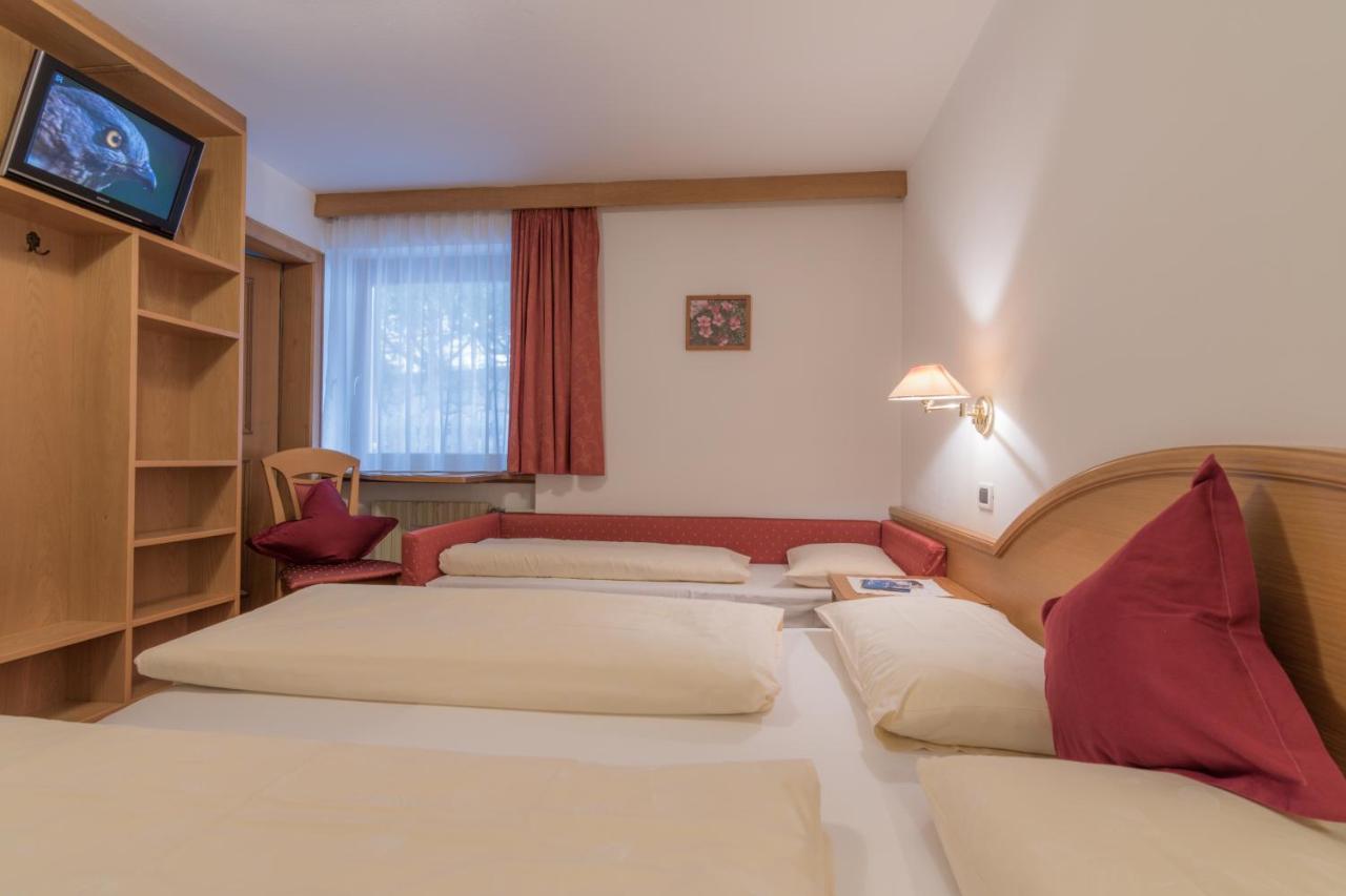 Garni La Vara Corvara In Badia Bagian luar foto